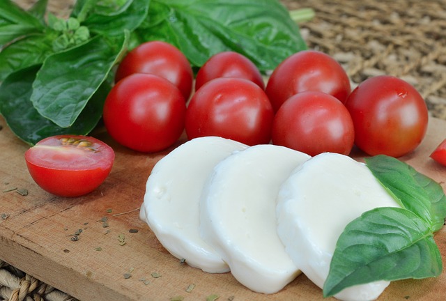 mozzarella 4040896 640